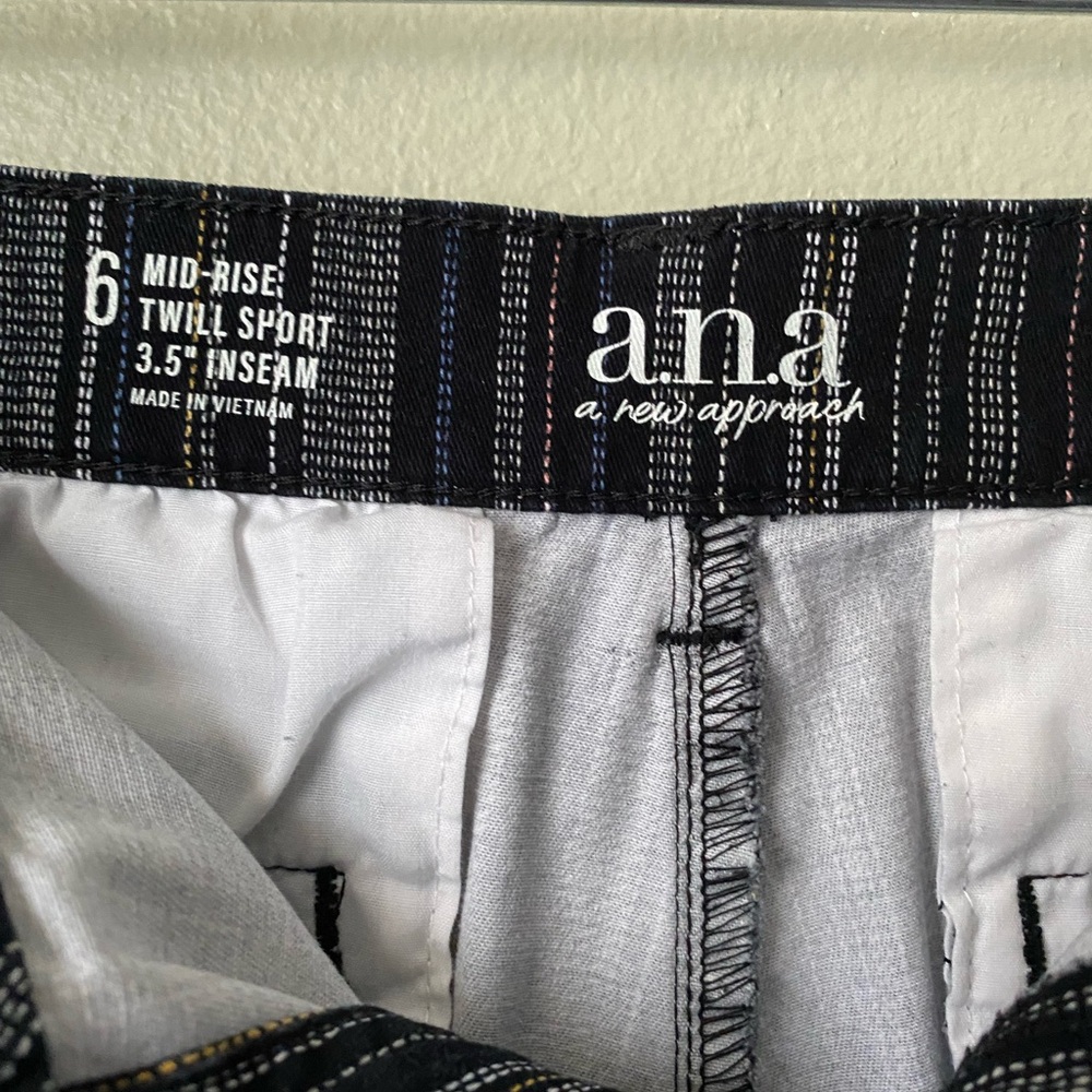 Women’s Ana Shorts - Picture 2 of 3
